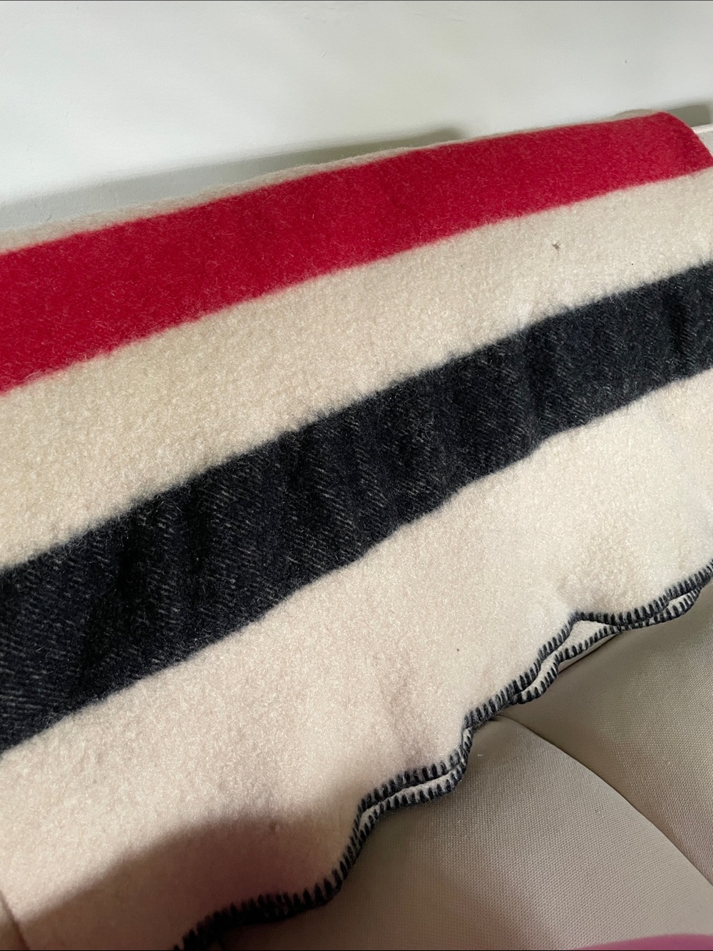 Vintage Woolrich Cream Throw with Red, Green & Black Stripes - Picture 5 of 5